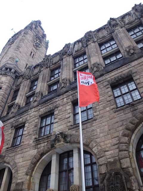 am Beginn des Tages wurde vor dem Rathaus Charlottenburg die Fahne zum Equal Pay Day gehisst