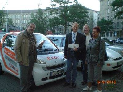Im Einsatz vor dem Rathaus Wilmersdorf: Joachim Krger MdA, sozialpolitischer Sprecher der CDU-Fraktion, Bundestagskandidat Klaus-Dieter Grhler, CDA-Kreisvorsitzender Frank Zwiener und Ursula Matthes.