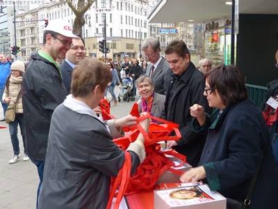 Viele Hnde packen mit an und packen die obligatorischen roten Taschen.