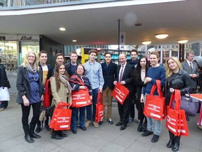 Equal-Pay-Day-Helfer der Jungen Union mit CDA-Landesvorsitzender Dagmar Knig und CDU-Generalsekretr Kai Wegner MdB.
