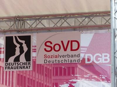 Logo der drei Veranstalter Deutscher Frauenrat, SoVD und DGB bei der zentralen Kundgebung am Brandenburger Tor.