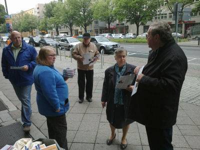 Mitglieder des CDA-Kreisvorstandes und des CDA-Landesvorstandes beim Frhcanvassing vor dem Rathaus Charlottenburg