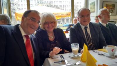vlnr  Dr.Thomas Klckner von der BSR, Margit Hankewitz und Peter Stawenow beide vom Sozialwerk 