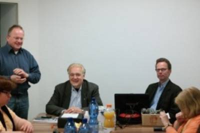 Kreisvorsitzender Frank Zwiener moderiert die Veranstaltung mit den Experten