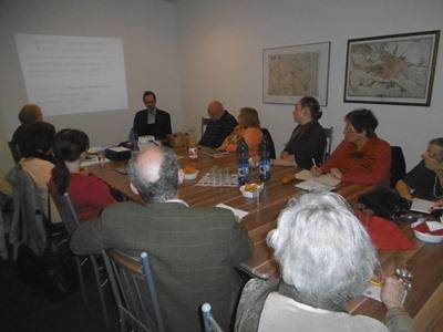 zahlreiche Mitglieder und Gste diskutieren angeregt mit den Referenten