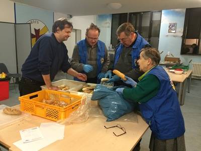 Olli von der Bahnhofsmission, Frank Zwiener, Joachim Krger MdA und Marion Halten-Bartels bei der Vorbereitung der Lebensmittelspenden.