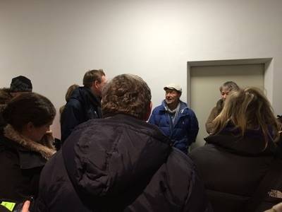 Dieter Puhl (mitte) zeigt den Abgeordneten des Ausschusses fr brgerschaftliches Engament die neuen Hygienrume fr Obdachlose.