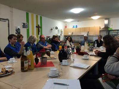 Die Mitarbeiter/innen der Bahhnofsmission im Gesprch mit den Parlamentariern.