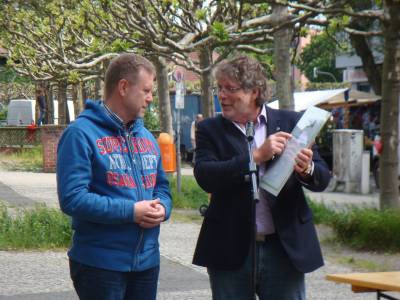 Bezirksbrgermeister Reinhard Naumann (links) bei der berreichung der Fair-Trade-Urkunde an den Bezirk Charlottenburg-Wilmersdorf