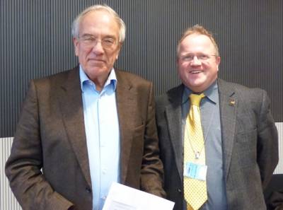 Der CDA-Kreisvorsitzende Frank Zwiener berreicht dem ehemaligen CDA-Bundesvorsitzenden und langjaehrigem Berliner Sozialsenator Ulf Fink
(links) die Ehrenurkunde und Ehrennadel fr 40jhrige Mitgliedschaft in der CDA.