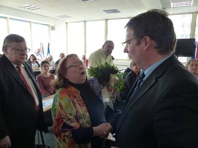 Der erste stellv. Bundesvorsitzende Dr. Christian Bumler (rechts) gratuliert der neuen Landesvorsitzenden. Links im Bild: Klaus Gronau aus Charlottenburg-Wilmersdorf.
